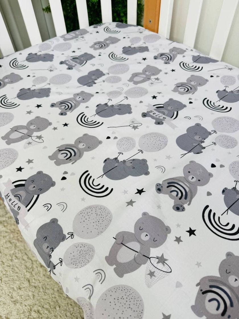 ❤ Простирадло у ліжко бавовняне, на матрац 120 на 60см. Принт - Ведмідь з веселками сірий. (#315744) ✓ Anna Konvert
