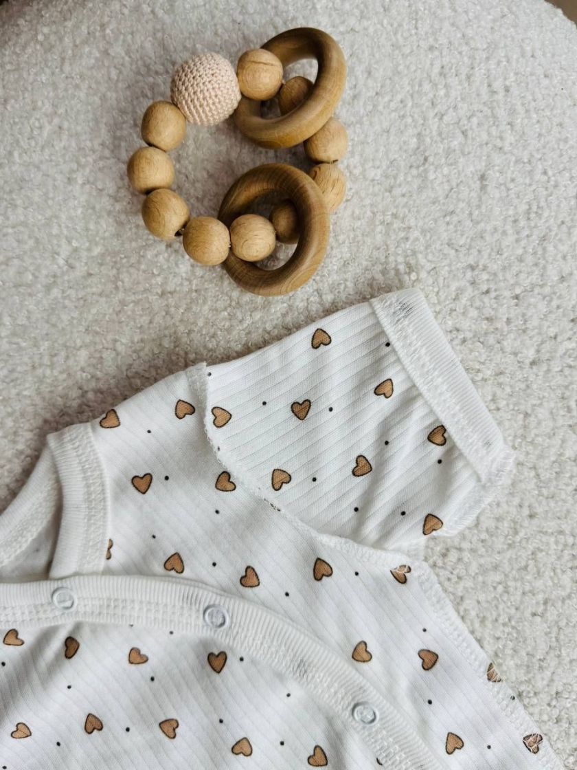 ❤ Комплект 2ка з боді з коротким рукавом, в рубчик. Принт - Сердечка беж в контурі. Розмір - 62-68р (#18123059) ✓ Anna Konvert