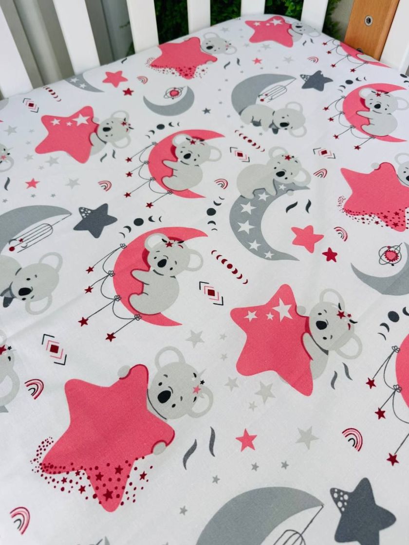 ❤ Простирадло у ліжко бавовняне, на матрац 120 на 60см. Принт - Коала сіра обіймає місяць, зірку рожеву (#34061908) ✓ Anna Konve