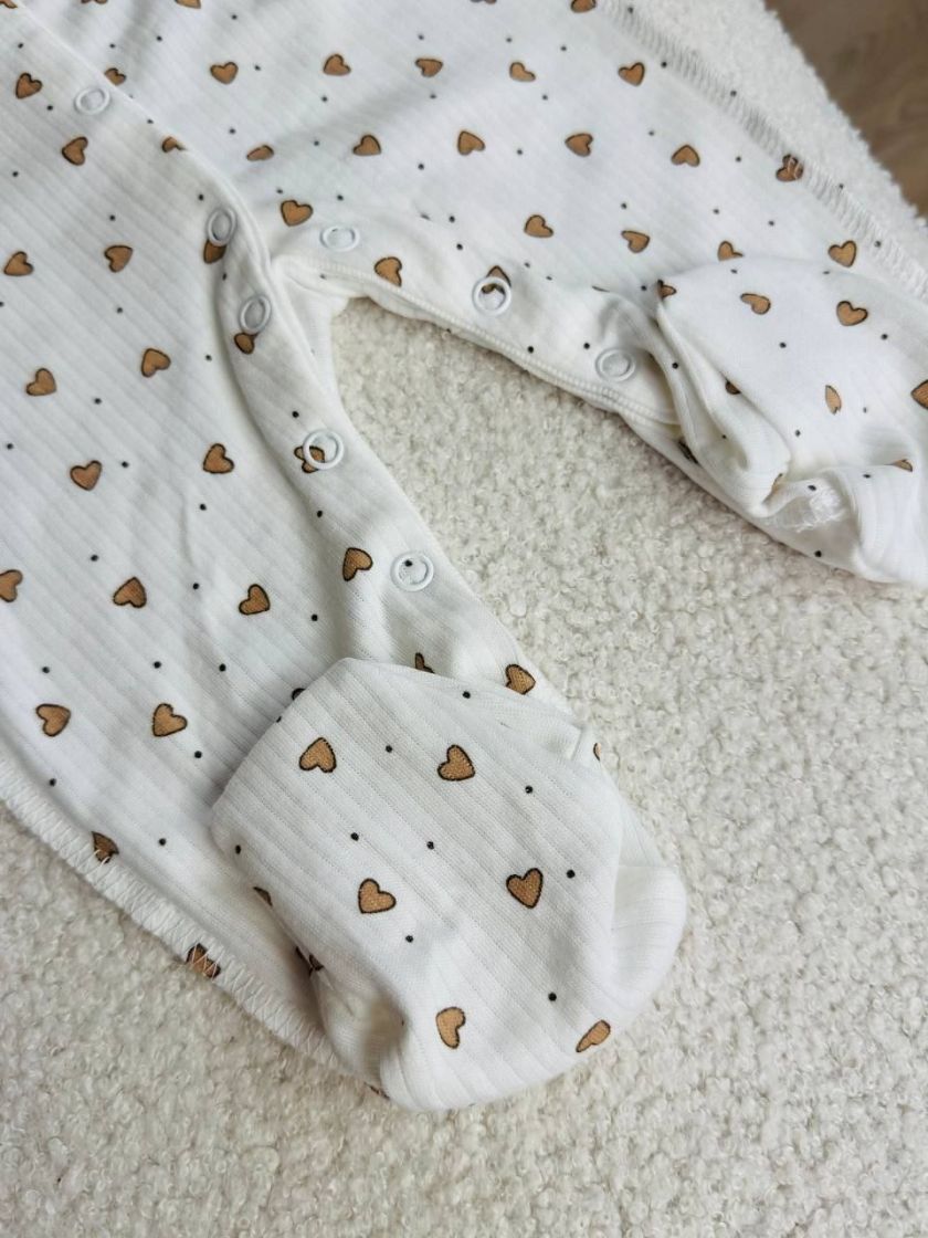 ❤ Чоловічок інтерлок в рубчик, Ромашка. Принт - Серця дрібні беж в контурі. Розмір - 56-62см (#93837270) ✓ Anna Konvert