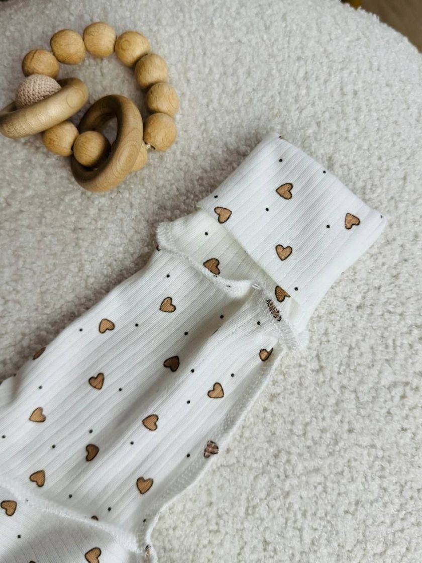 ❤ Чоловічок інтерлок в рубчик, Ромашка. Принт - Серця дрібні беж в контурі. Розмір - 56-62см (#93837270) ✓ Anna Konvert