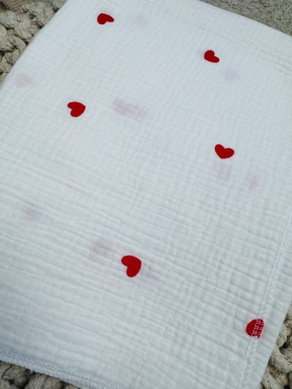 ❤ Пелюшки муслінові чотирьохшарові, жатка. Принт - Сердця червоні дрібні на молочному. Розмір - 70*100см (#75187742) ✓ Anna Konv 2