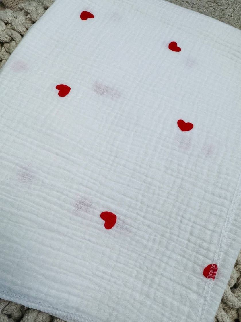 ❤ Пелюшки муслінові чотирьохшарові, жатка. Принт - Сердця червоні дрібні на молочному. Розмір - 70*100см (#75187742) ✓ Anna Konv
