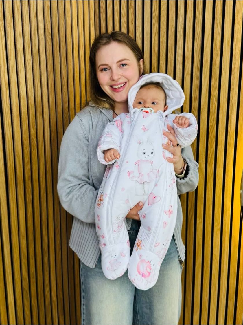 ❤ Комбінезон Принти кольорові, "Маленький ведмедик". Принт - Зайка в рожевій сукні на білому. Розвір - 3-6міс. Сезон - Демісезон