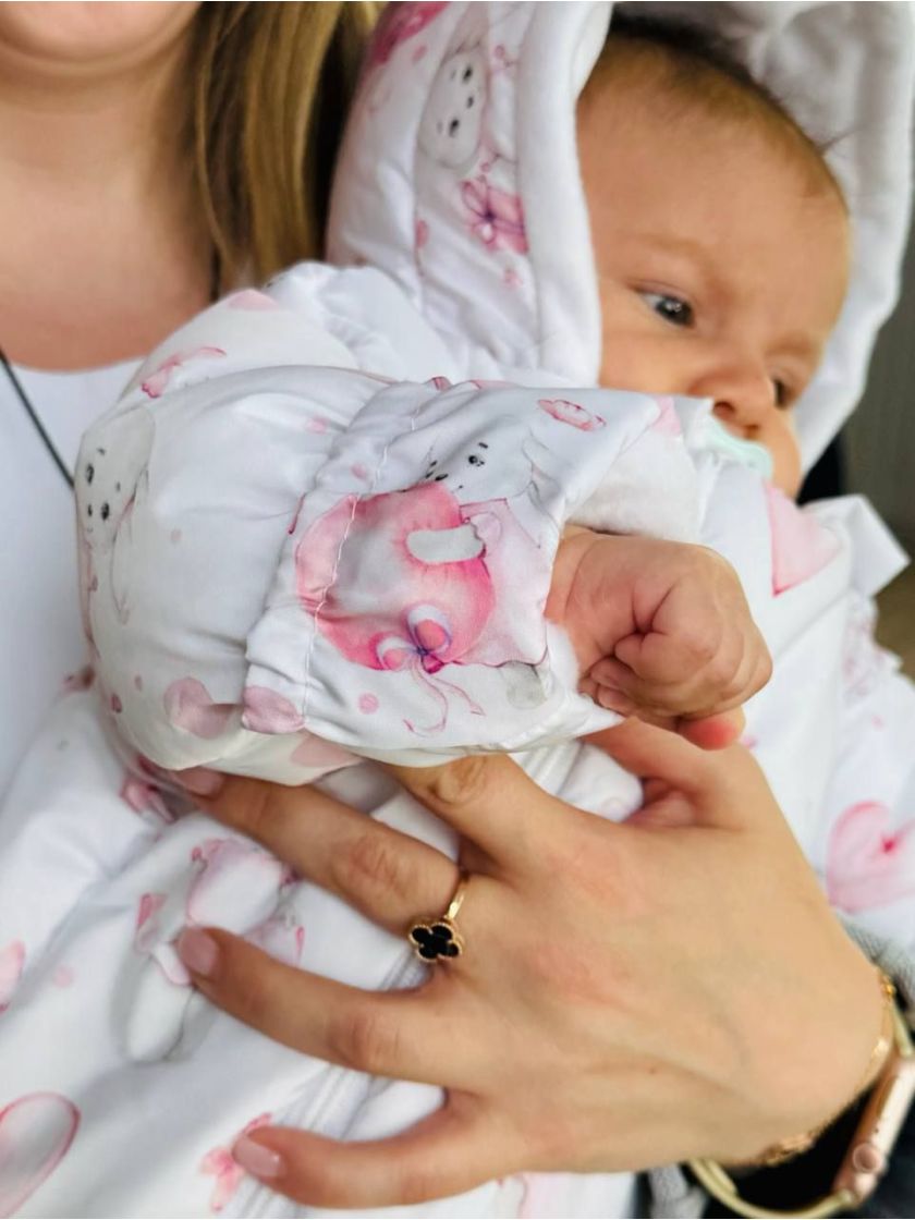 ❤ Комбінезон Принти кольорові, "Маленький ведмедик". Принт - Зайка в рожевій сукні на білому. Розвір - 3-6міс. Сезон - Демісезон