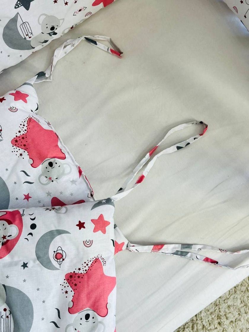 ❤ Бортики-суцільні на 4 боки ліжка, на завʼязках. Принт - Коала сіра обіймає місяць, зірку рожеву (#68309563) ✓ Anna Konvert