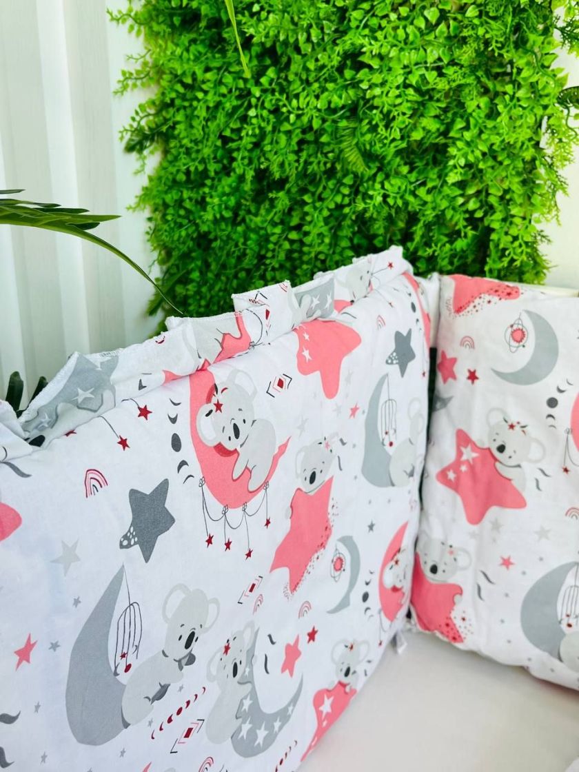 ❤ Бортики-суцільні на 4 боки ліжка, на завʼязках. Принт - Коала сіра обіймає місяць, зірку рожеву (#68309563) ✓ Anna Konvert