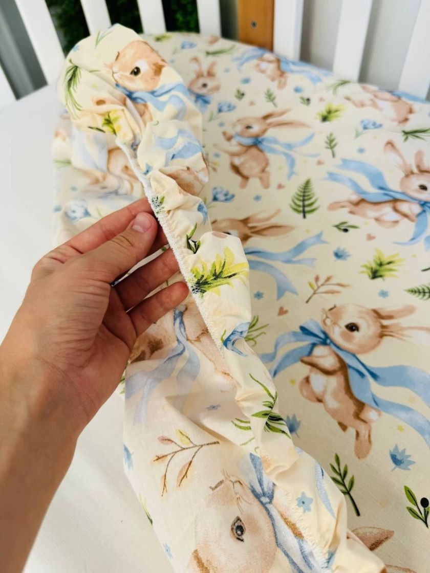 ❤ Простирадло у ліжко бавовняне, на матрац 120 на 60см. Принт - Зайченя з блакитним бантом на молочному (#57062933) ✓ Anna Konve