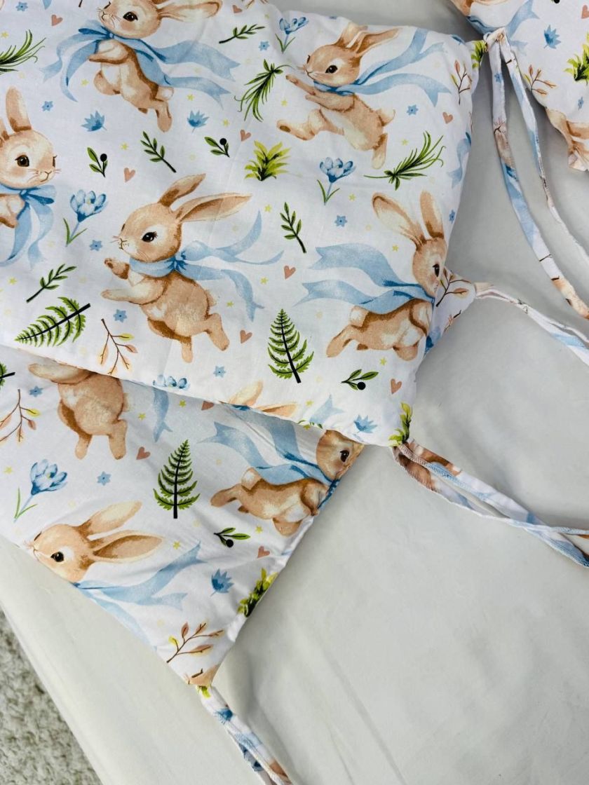 ❤ Бортики-суцільні на 4 боки ліжка, на завʼязках. Принт - Зайченя з блакитним бантом на білому (#88078745) ✓ Anna Konvert