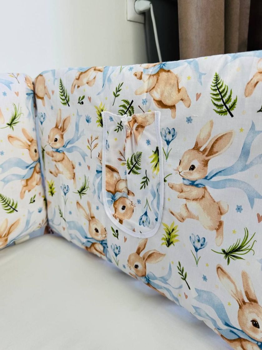 ❤ Бортики-суцільні на 4 боки ліжка, на завʼязках. Принт - Зайченя з блакитним бантом на білому (#88078745) ✓ Anna Konvert