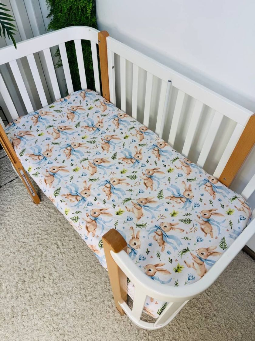 ❤ Простирадло у ліжко бавовняне, на матрац 120 на 60см. Принт - Зайченя з блакитним бантом на білому (#24021340) ✓ Anna Konvert