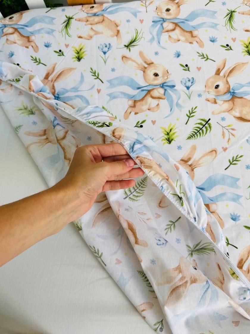 ❤ Простирадло у ліжко бавовняне, на матрац 120 на 60см. Принт - Зайченя з блакитним бантом на білому (#24021340) ✓ Anna Konvert