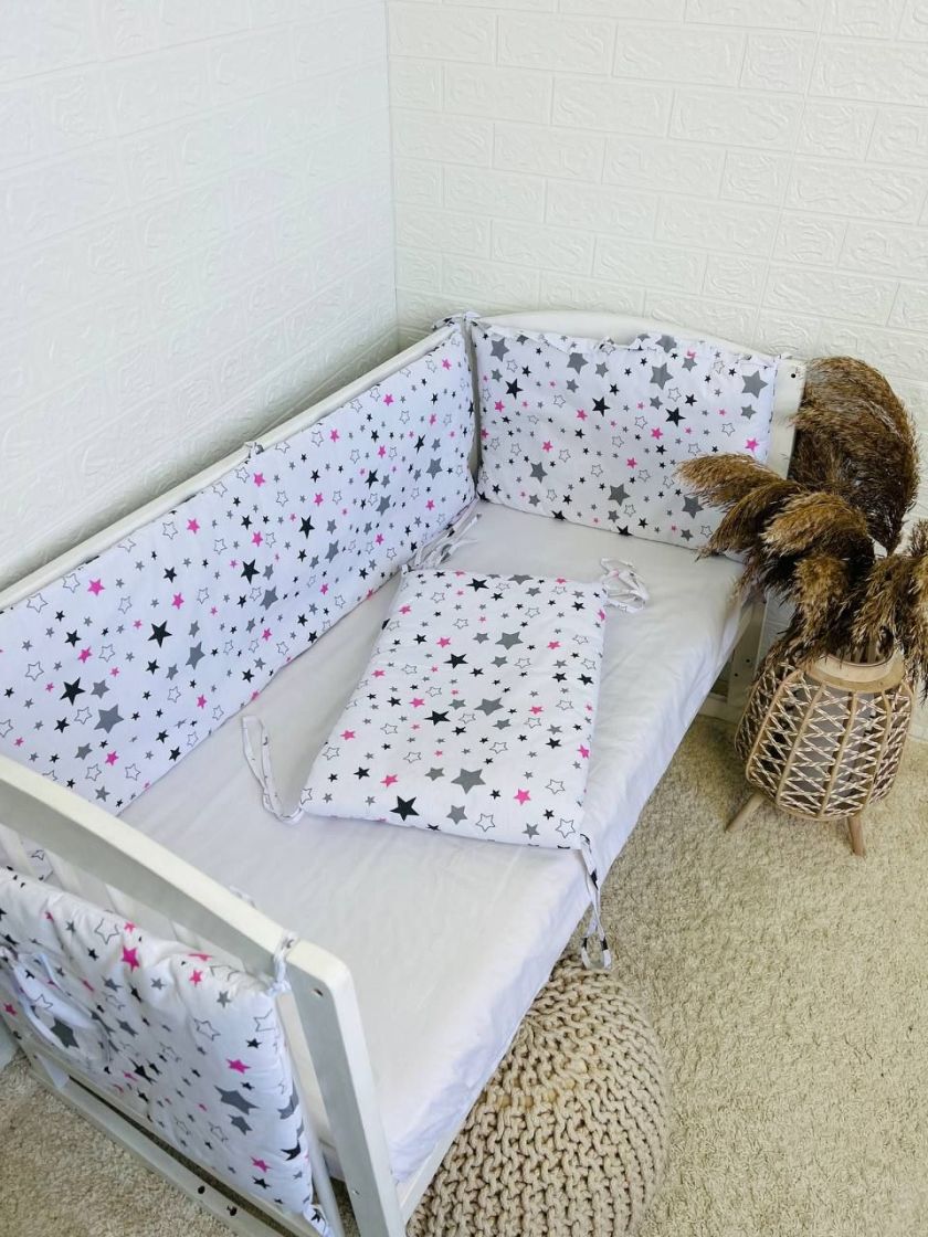 ❤ Бортики-суцільні на 4 боки ліжка, на завʼязках. Принт - Зірки різні з рожевим на білому (#16521845) ✓ Anna Konvert