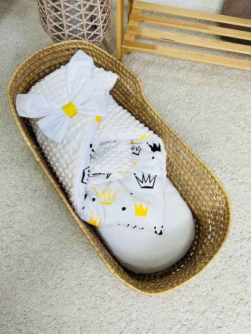 ❤ Конверт-плед на виписку 80 см на 100 см, на блискавці з наповнювачем у чохлі. Принт - Корони жовті, плюш пупирка молочний (#46