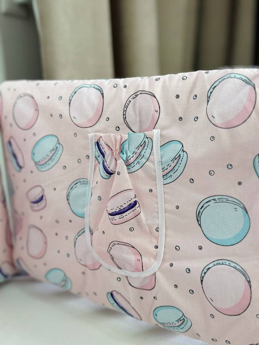 ❤ Бортики-суцільні на 4 боки ліжка, на завʼязках. Принт - Макарунси рожеві (#73311863) ✓ Anna Konvert