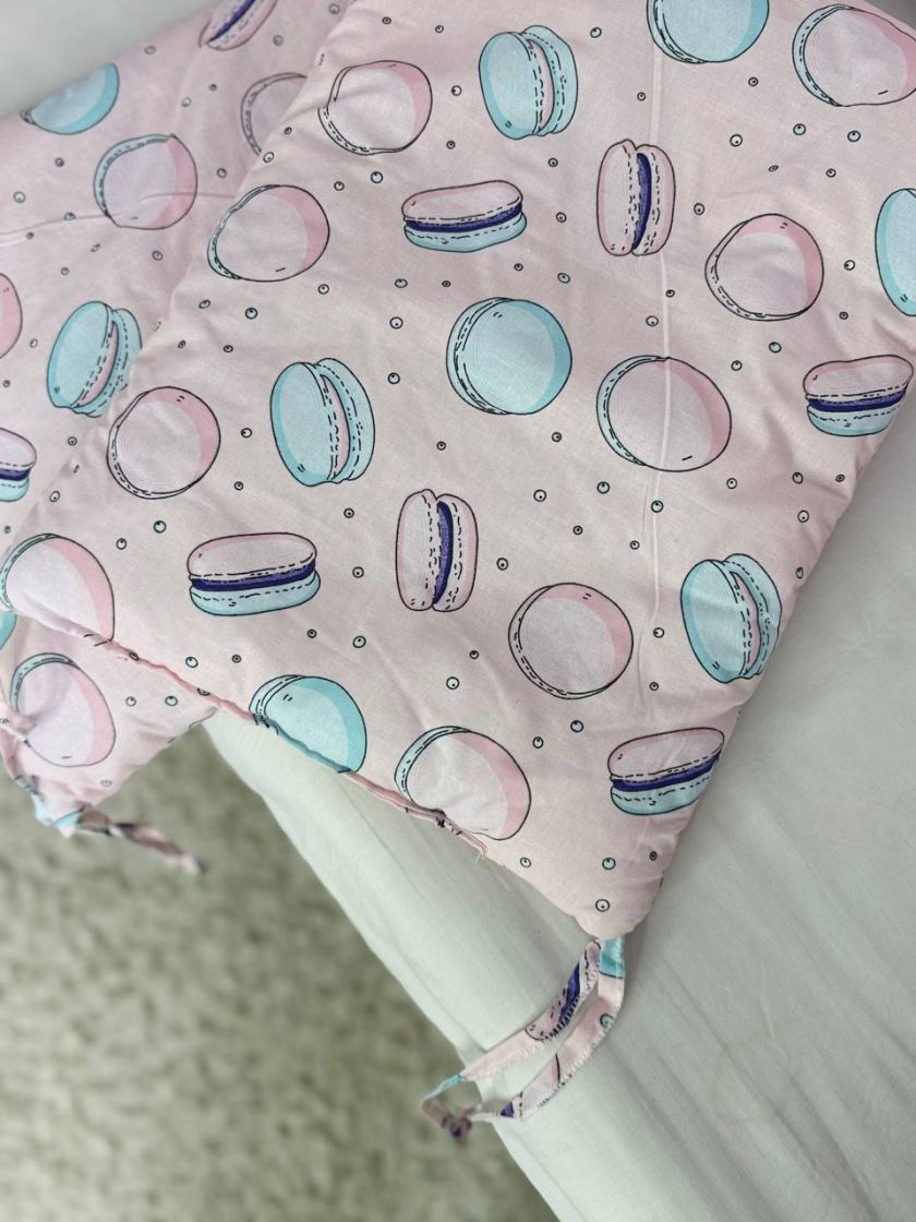 ❤ Бортики-суцільні на 4 боки ліжка, на завʼязках. Принт - Макарунси рожеві (#73311863) ✓ Anna Konvert