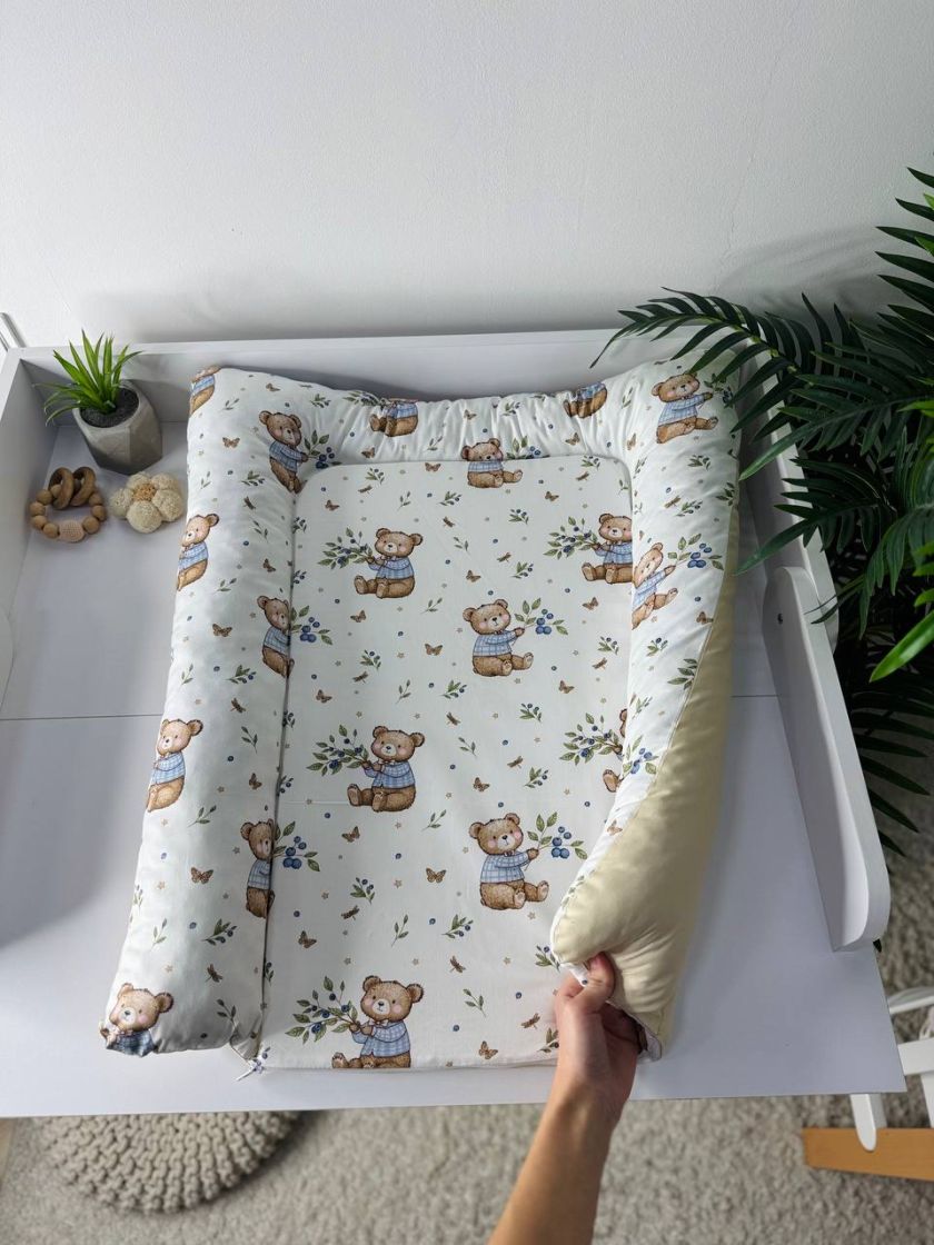 ❤ Матрасик у пеленатор, на блискавці, поролон з'ємний, 55см на 70см. Принт - Ведмедик у светрі з гілкою ягід, бежевий (#92343978