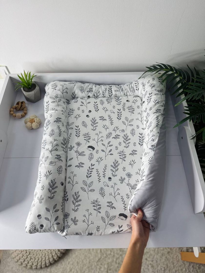 ❤ Матрасик у пеленатор, на блискавці, поролон з'ємний, 55см на 70см. Принт - Сірі гілочки та квіточки, сірий однотон (#30308236)