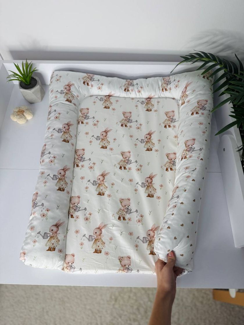 ❤ Матрасик у пеленатор, на блискавці, поролон з'ємний, 55см на 70см. Принт - Зайчик та ведмедик, сердця дрібні беж (#69304979) ✓