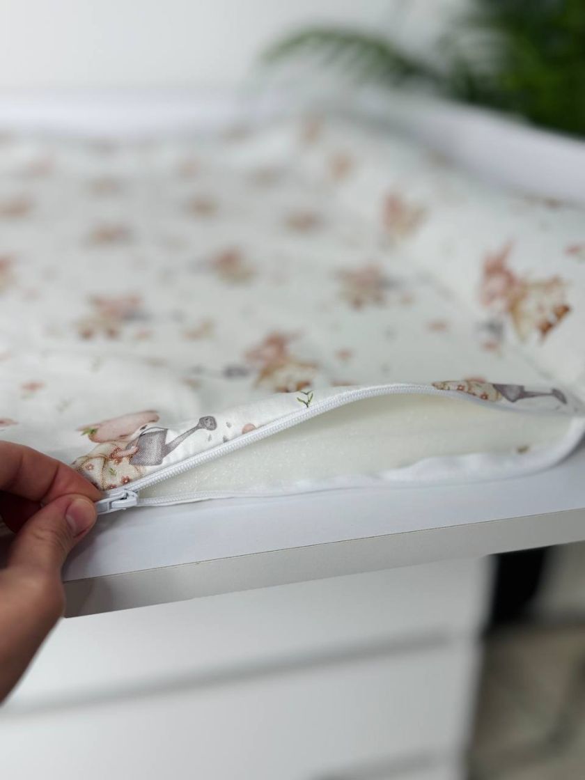 ❤ Матрасик у пеленатор, на блискавці, поролон з'ємний, 55см на 70см. Принт - Зайчик та ведмедик, сердця дрібні беж (#69304979) ✓