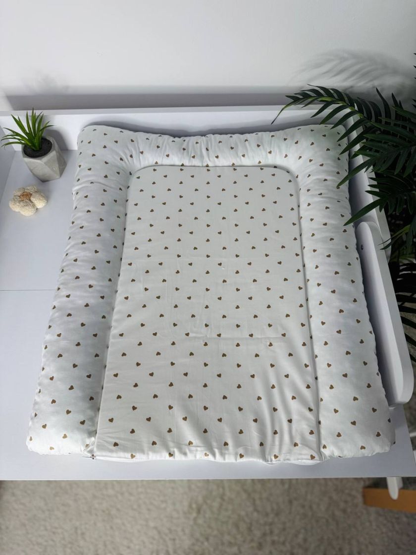 ❤ Матрасик у пеленатор, на блискавці, поролон з'ємний, 55см на 70см. Принт - Зайчик та ведмедик, сердця дрібні беж (#69304979) ✓