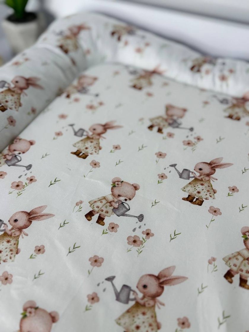 ❤ Матрасик у пеленатор, на блискавці, поролон з'ємний, 55см на 70см. Принт - Зайчик та ведмедик, сердця дрібні беж (#69304979) ✓