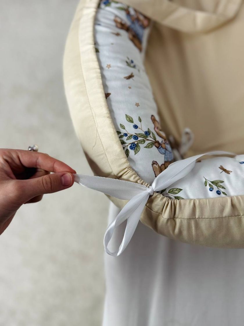 ❤ Кокон-гніздечко з ручками. Принт - Ведмедик у светрі з гілкою ягід, бежевий (#4677767) ✓ Anna Konvert