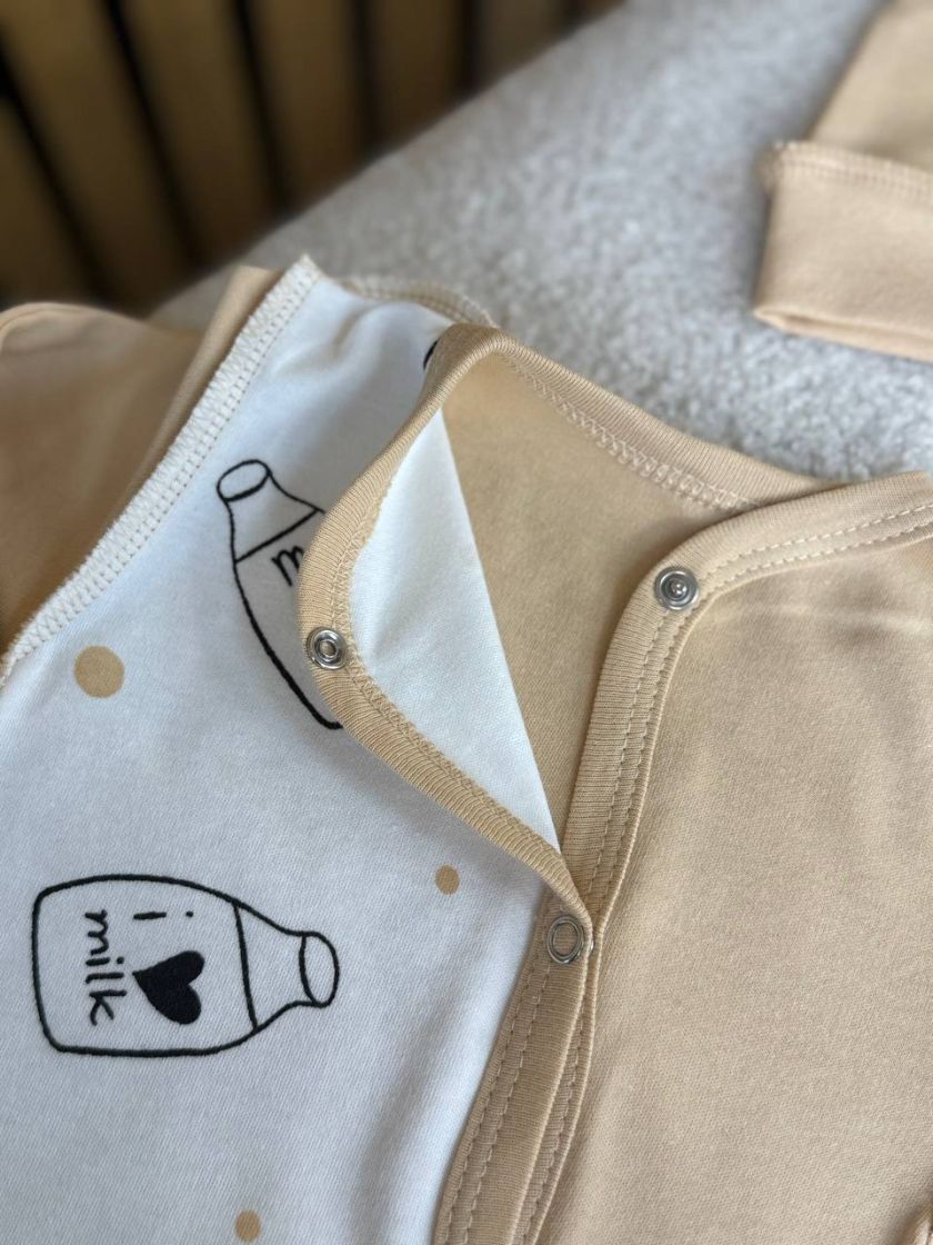 ❤ Чоловічок з шапочкою інтерлок, БО. Принт - Пляшечки, на бежевому. Розмір - 56 (#8829800) ✓ Anna Konvert