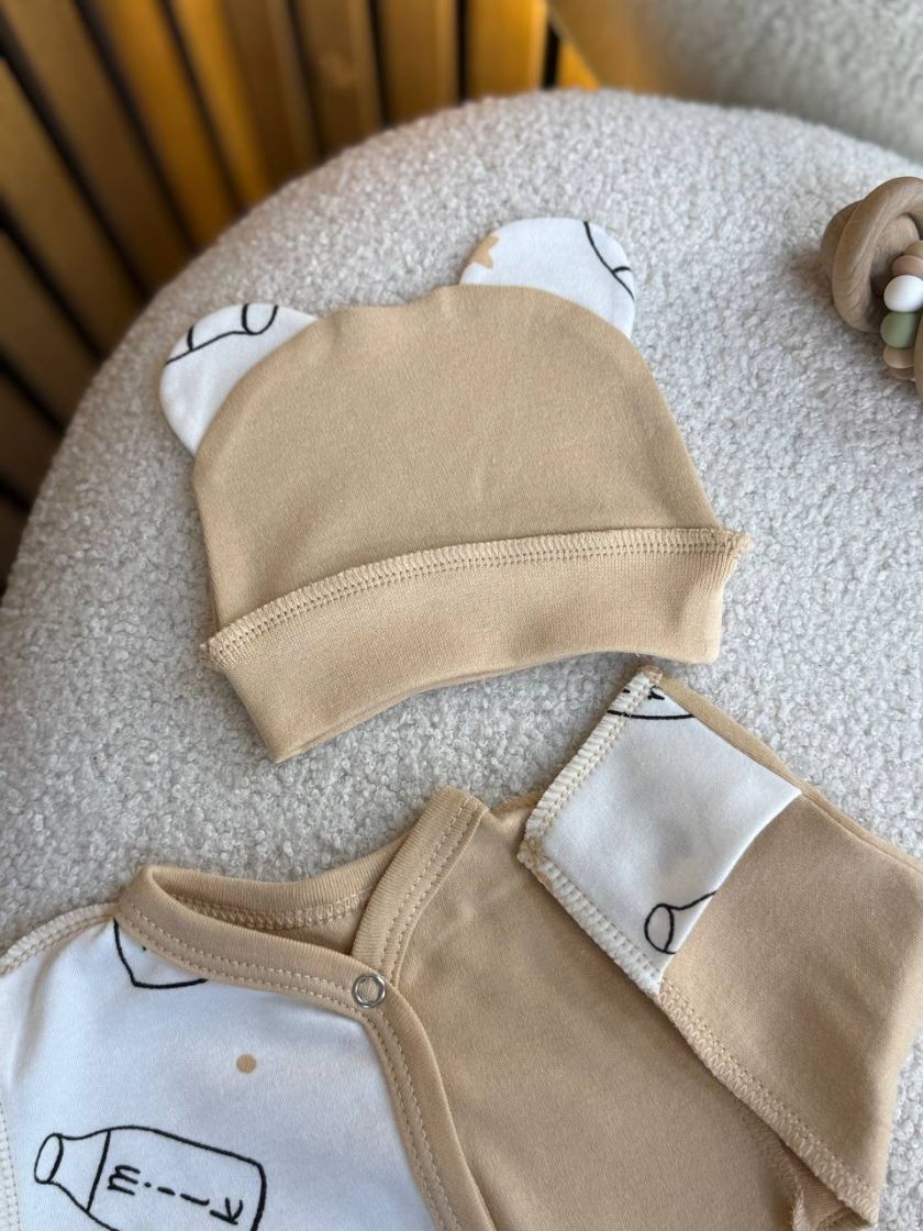 ❤ Чоловічок з шапочкою інтерлок, БО. Принт - Пляшечки, на бежевому. Розмір - 56 (#8829800) ✓ Anna Konvert