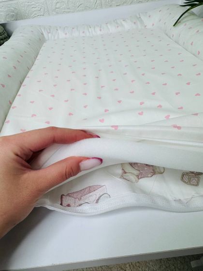 ❤ Матрасик у пеленатор, на блискавці, поролон з'ємний, 55см на 70см. Принт - Ведмедики з іграшками, сердечка рожеві (#82911183)  2