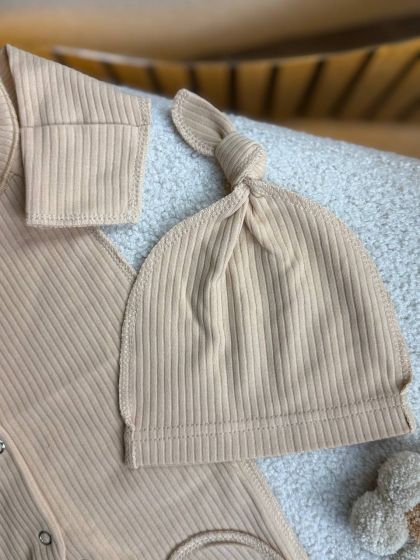 ❤ Чоловічок з шапочкою "Метелик", інтерлок 56р.. Принт - Пісочний з рюшами (#689017) ✓ Anna Konvert 2