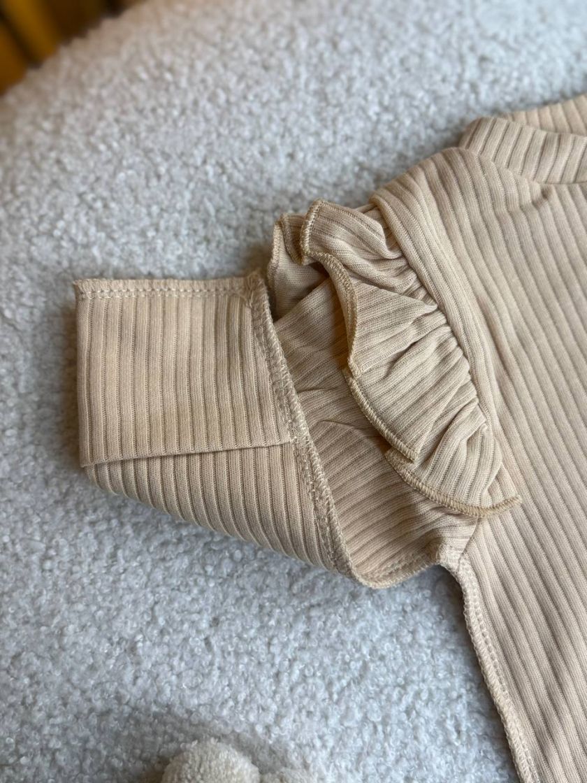 ❤ Чоловічок з шапочкою "Метелик", інтерлок 56р.. Принт - Пісочний з рюшами (#689017) ✓ Anna Konvert