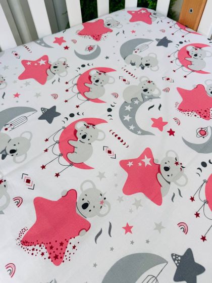 ❤ Простирадло у ліжко, бавовняне 120х60. Принт - Коала сіра обіймає місяць, зірку рожеву (#59352396) ✓ Anna Konvert 2
