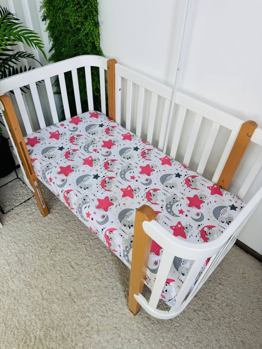 ❤ Простирадло у ліжко, бавовняне 120х60. Принт - Коала сіра обіймає місяць, зірку рожеву (#59352396) ✓ Anna Konvert