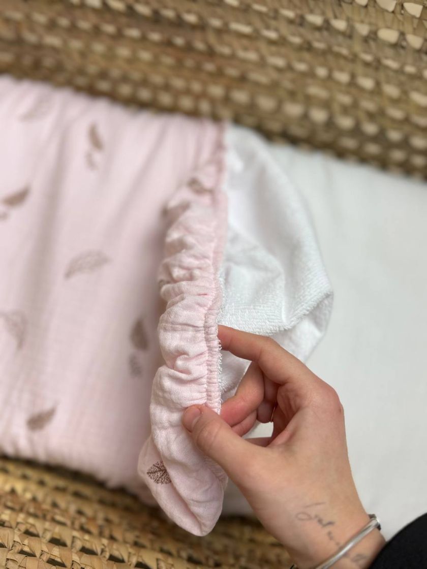 ❤ Простирадло муслін непромакаюче у візочок на гумці. Колір - Контур листя на ніжно рожевому (#55203726) ✓ Anna Konvert