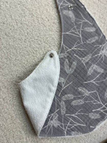 ❤ Слюнявчик, нагрудник мусліновий, непромакаючий. Принт - Листочки контур на сірому (#10061298) ✓ Anna Konvert 2