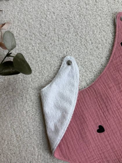 ❤ Слюнявчик, нагрудник мусліновий, непромакаючий. Принт - Серця дрібні чорні на малиновому (#28311127) ✓ Anna Konvert 2