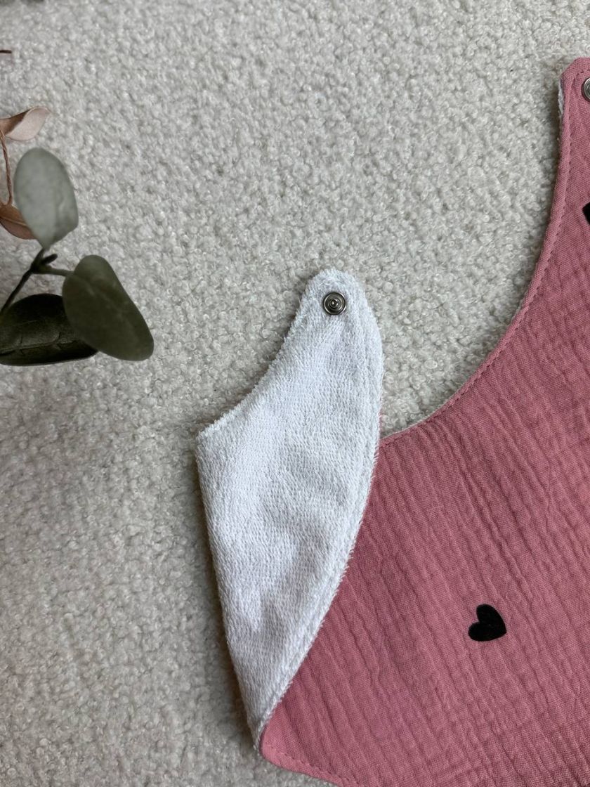 ❤ Слюнявчик, нагрудник мусліновий, непромакаючий. Принт - Серця дрібні чорні на малиновому (#28311127) ✓ Anna Konvert