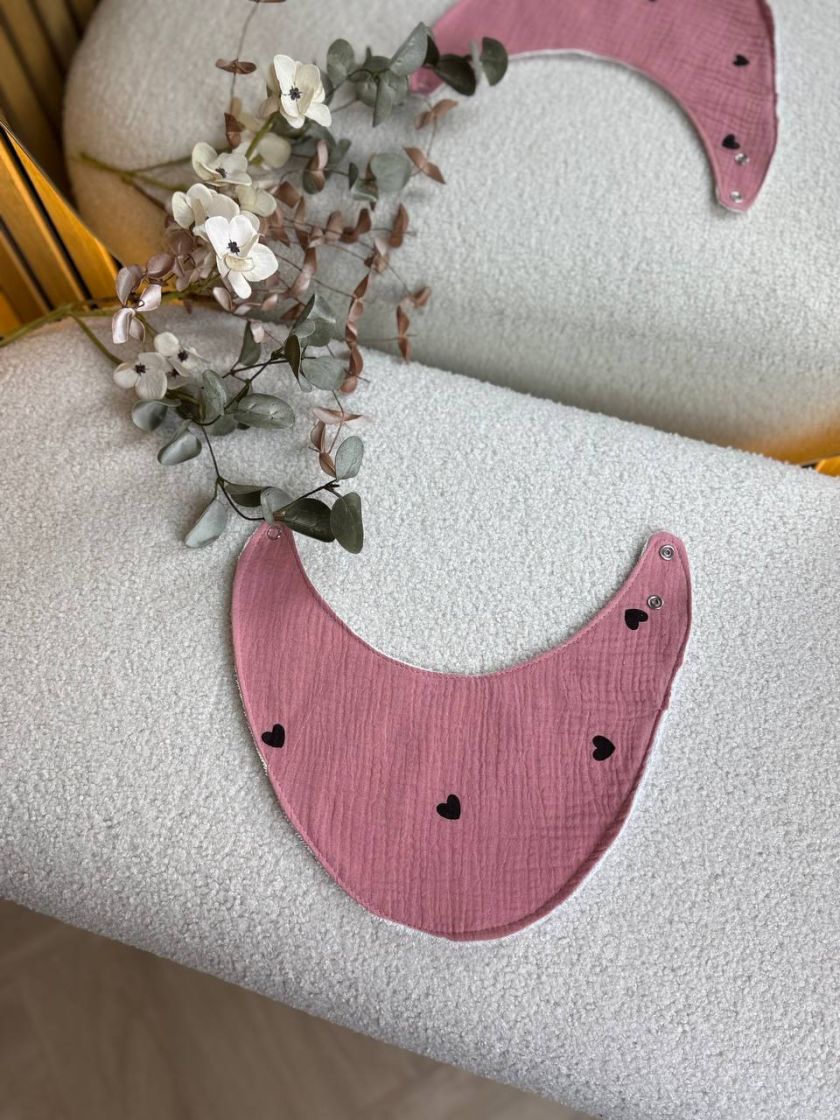 ❤ Слюнявчик, нагрудник мусліновий, непромакаючий. Принт - Серця дрібні чорні на малиновому (#28311127) ✓ Anna Konvert