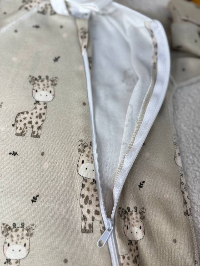 ❤ Чоловічок з шапочкою на блискавці ,інтерлок 56 Бджілка. Принт - Жирафи на бежевому (#94592633) ✓ Anna Konvert