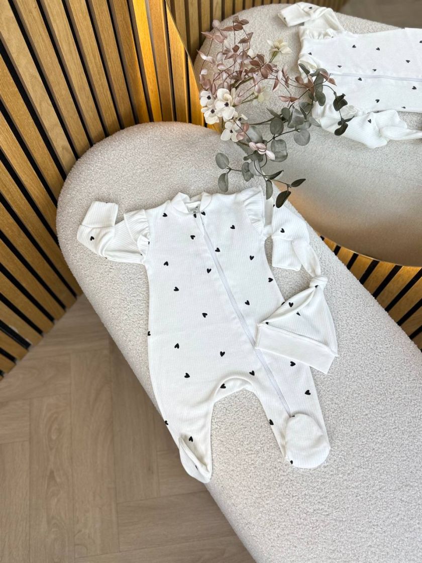 ❤ Чоловічок з шапочкою на блискавці ,інтерлок 56 Бджілка. Принт - Сердечка чорні на білому (#99145555) ✓ Anna Konvert