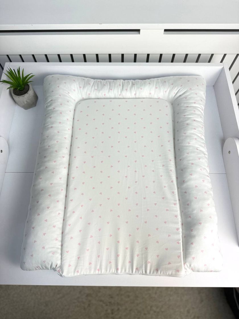 ❤ Матрасик у пеленатор, на блискавці, поролон з'ємний, 55см на 70см. Принт - Ведмедик в сукні,з бантиком,серця рожеві (#18964460