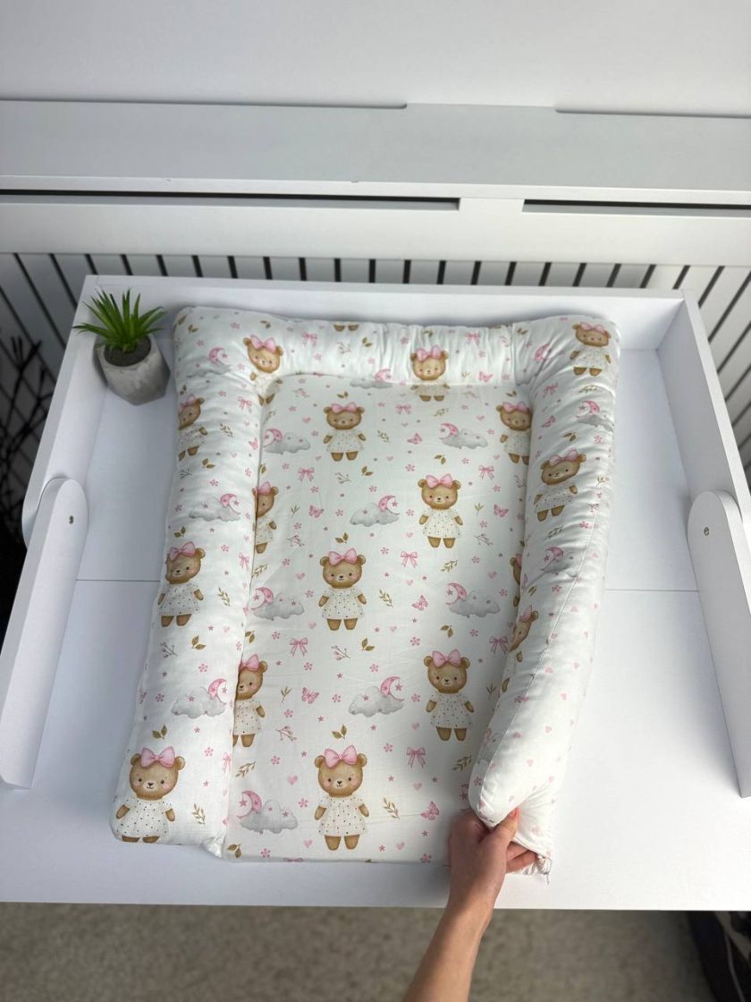 ❤ Матрасик у пеленатор, на блискавці, поролон з'ємний, 55см на 70см. Принт - Ведмедик в сукні,з бантиком,серця рожеві (#18964460