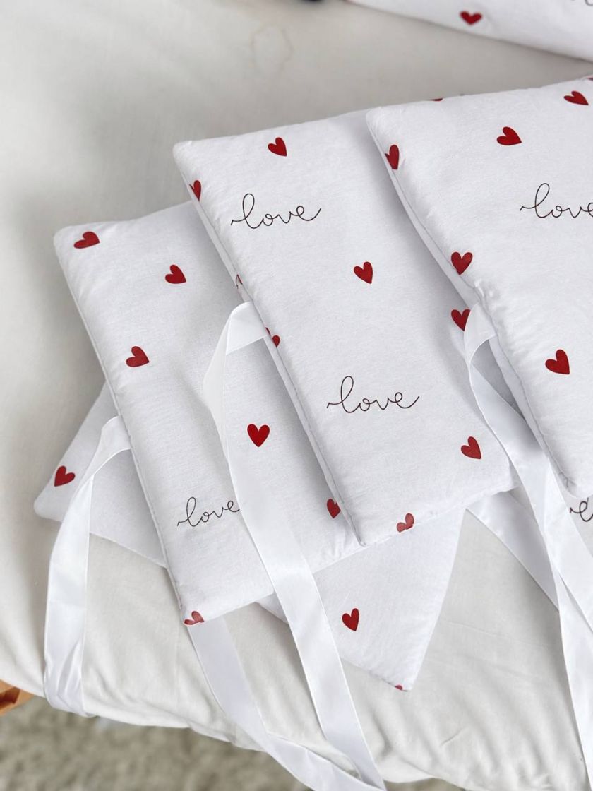 ❤ Бортики-подушки на 4 боки ліжечка, 12 подушок. Принт - Серця love червоні (#56630002) ✓ Anna Konvert