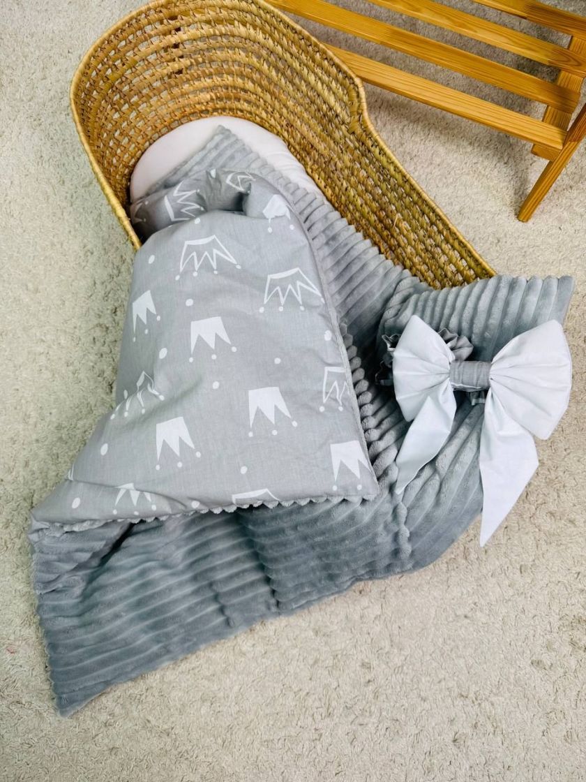 ❤ Конверт-плед на виписку 80 см на 100 см, на блискавці з наповнювачем у чохлі. Принт - Корони на сірому, плюш шарпей сірий (#69