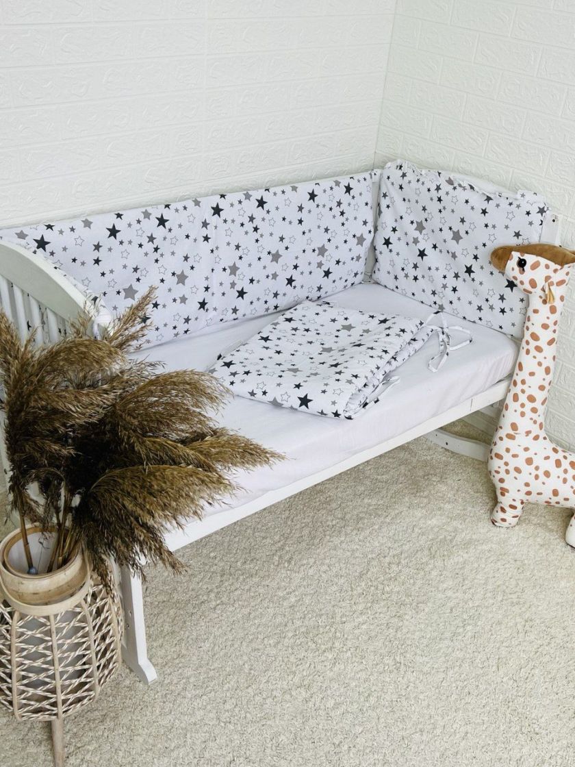 ❤ Бортики-суцільні на 4 боки ліжка, на завʼязках. Принт - Зірки різні сірі на білому (#87541661) ✓ Anna Konvert