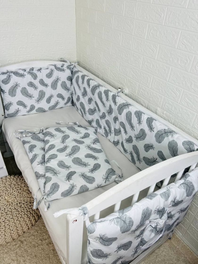 ❤ Бортики-суцільні на 4 боки ліжка, на завʼязках. Принт - Пір'я сірі на білому (#98883168) ✓ Anna Konvert