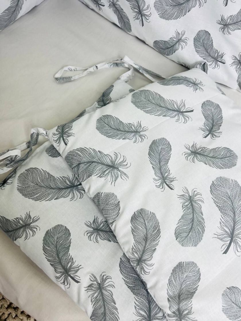 ❤ Бортики-суцільні на 4 боки ліжка, на завʼязках. Принт - Пір'я сірі на білому (#98883168) ✓ Anna Konvert