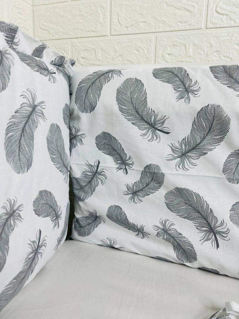 ❤ Бортики-суцільні на 4 боки ліжка, на завʼязках. Принт - Пір'я сірі на білому (#98883168) ✓ Anna Konvert