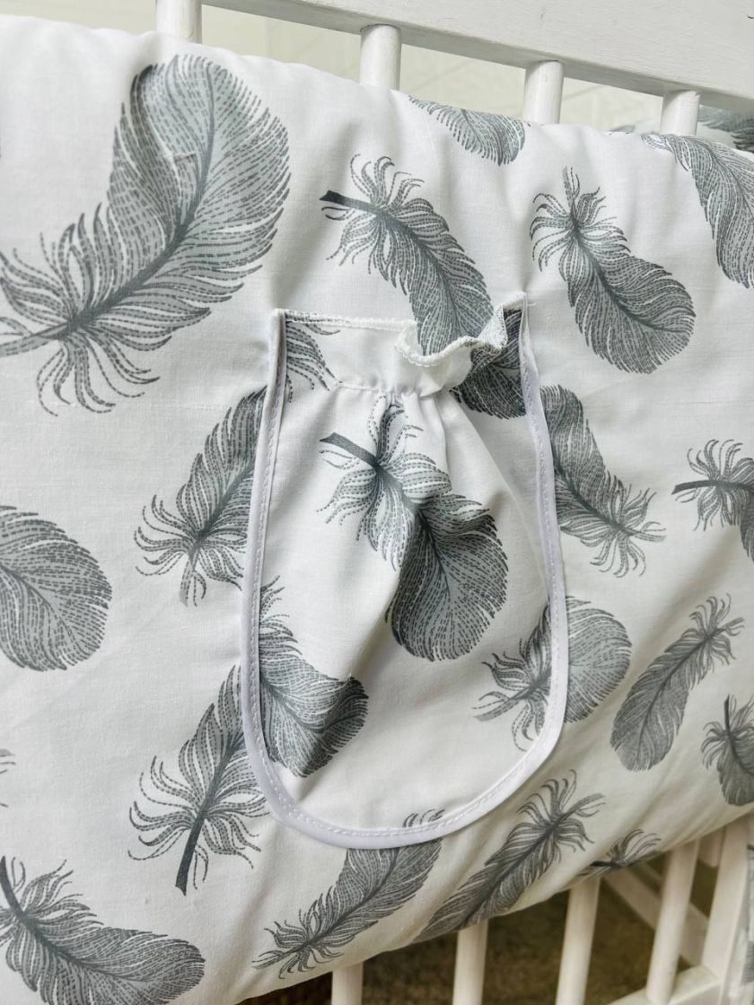 ❤ Бортики-суцільні на 4 боки ліжка, на завʼязках. Принт - Пір'я сірі на білому (#98883168) ✓ Anna Konvert